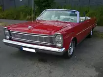 Ford Galaxie 500 XL Sunliner aus dem Modelljahr 1965. Dieses Modell war nach dem Mustang aus dem eigenen Haus und dem Impala von Chevrolet, das dritt häufigst verkaufte Cabrioletmodell in den USA. Dieser, im Farbron rangoon red lackierte Galaxie, wird von einem V8-motor angetrieben, der aus 6391 cm³ Hubraum 300 PS leistet. Oldtimertreffen an der  Alten Dreherei  in Mülheim an der Ruhr am 19.06. und 20.06.2021.