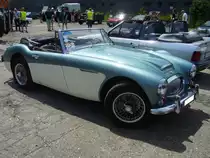 Austin Healey MK III 3000 in der Farbkombination iceblue over ivory. Donald Healey entwickelte dieses Modell, um insbesondere auf dem US-Roadstermarkt, erfolgreich zu sein. Der Ur-Healey wurde bereits 1951 vorgestellt und ging ein Jahr später in den Verkauf. 1968 verließ der letzte Healey die Werkshallen von Abingdon. Der Sechszylinderreihenmotor leistet 148 PS aus einem Hubraum von 2.912 cm³. Oldtimertreffen an der  Alten Dreherei  in Mülheim an der Ruhr am 19.06. und 20.06.2021.