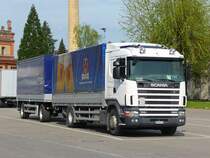 SCANIA 114L 380 AG 213415 mit Anh�nger der Brauerei Feldschl�sschen im Feldschl�sschenareal in Rheinfelden am 18.04.2009