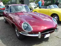 Jaguar E Type Series II Coupe, gebaut in Coventry von 1966 bis 1971. Die Series II Fahrzeuge lösten bereits 1964 die Series I Modelle ab. Erst 1966 wurde der Roadster durch ein 2+2 sitziges Coupe-Modell hinzu. Der gezeigte E Type ist ein US-Reimport, äußerlich erkennbar an den seitlichen Begrenzungsleuchten und den fehlenden Scheinwerferabdeckungen aus Plexiglas. Technisch wurde der Sechszylinderreihenmotor auf einen Hubraum von 4235 cm³ aufgebohrt. Die Motorleistung von 269 PS änderte sich allerdings nicht. Oldtimertreffen an der  Alten Dreherei  in Mülheim an der Ruhr am 19.06.2021 und 20.06.2021.