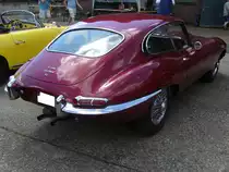 Heckansicht eines Jaguar E-Type Series II Coupe. Oldtimertreffen an der  Alten Dreherei  in Mülheim an der Ruhr am 19.06.2021 und 20.06.2021.
