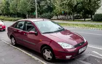 Roter Ford Focus Mk1 Sedan in  Pepper Red , gesehen in Oktober 2021