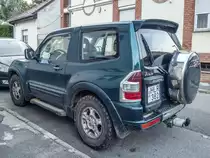 Rückansicht: Mitsubishi Pajero dreitürer, fotografiert in 10.2020.