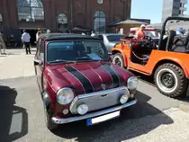 Rover Mini Sondermodell  30 Jahre Mini  aus dem Jahr 1989. Bekannterweise wurde der Mini bereits im Jahr 1959 vorgestellt. Zum dreißigjährigen Modell-Jubiläum im Jahr 1989 bracht man dann eine entsprechende Sonderserie heraus. Die Sondermodelle waren meines Wissens nur in rot- und grünmetallic lieferbar. Das gezeigte Fahrzeug gehört einem Bekannten von mir. Angetrieben wird dieses Auto von einem Vierzylinderreihenmotor mit einem Hubraum von 998 cm³ und einer Leistung von 41 PS. Oldtimertreffen an der  Alten Dreherei  in Mülheim an der Ruhr am 19.06.2021 und 20.06.2021.