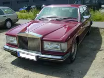 Rolls Royce Silver Spirit II, wie er von 1989 bis 1993 gebaut wurde. Vorgestellt wurde das Modell auf der Frankfurter IAA des Jahres 1989. Die größte technische Innovation dieses Modelles war eine über Sensoren und Mikroprozessoren gesteuerte, automatische Fahrwerk- und Dämpferabstimmung, wie es sie in dieser aufwendigen Form bei keinem anderen Fabrikat auf der Welt gab. Während der fünfjährigen Bauzeit verließen 1152 Fahrzeuge dieses Typs die Werkshallen in Crewe. Motorisiert ist dieser RR mit einem V8-Motor, der aus einem Hubraum von 6750 cm³ 241 PS mobilisiert.  Oldtimertreffen an der  Alten Dreherei  in Mülheim an der Ruhr am 19.06.2021 und 20.06.2021.