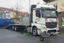 =MB Actros als Baumaschinentransporter von HFW steht auf einer Baustelle in Hünfeld im April 2021
