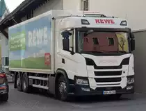 =Scania G 410 von REWE steht zur Anlieferung in Hünfeld, 04-2021