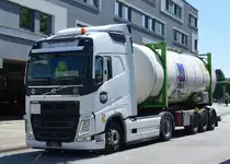 VOLVO FH 460 Miet-Zugmaschine von TITAN Truck Rental mit Containerträgeraufleger mit großen Tankcontainer darauf am 16.06.21 Hamburg-Harburg.