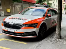 Ein weiterer Škoda Superb Streifenwagen der Polizei Wallis am 30.6.21 in Visp.