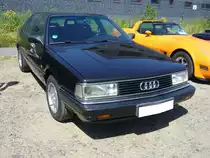 Audi C3 200 Quattro. Dieses, vom Audi 100 abgeleitete Modell wurde im September 1979 vorgestellt und stand ab Februar 1980 bei den Händlern. Hier konnte ich ein Modell ablichten, dass nach dem Facelift vom September 1983 produziert wurde. Die Modelle waren besonders reichhaltig und hochwertig ausgestattet. Dazu gehörten serienmäßig Leichtmetallfelgen, Servolenkung und eine Zentralverriegelung. Leider ist es für mich nicht erkenntlich, ob dieser C3 mit dem Fünfzylinderreihenmotor mit 2144 cm³ oder 2226 cm³ Hubraum motorisiert ist. Beide Motoren leisten 136 PS. Oldtimertreffen an der  Alten Dreherei  in Mülheim an der Ruhr am 19.06.2021 und 20.06.2021.