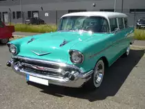 Chevrolet Series 2100B Beauville Station Wagon aus dem Jahr 1957. Der Series 2100B Beauville Station Wagon konnte mit zwei Sitzbänken (sechssitzig) oder mit drei Sitzbänken (neunsitzig) bestellt werden. Der Basispreis für ein sechssitziges Modell betrug US$ 2456,00 und verkaufte sich in diesem Modelljahr 27.803 mal, während das neunsitzige Fahrzeug US$ 2563,00 kostete und sich 21.083 mal verkaufte. Am großen V auf der Motorhaube ist erkennbar, das dieses Kombimodell mit mit einem V8-Motor bestückt ist. Dieser hat einen Hubraum von 4.635 cm³ und war in sechs Leistungsvarianten lieferbar. Oldtimertreffen an der  Alten Dreherei  in Mülheim an der Ruhr am 19.06.2021 und 20.06.2021.
