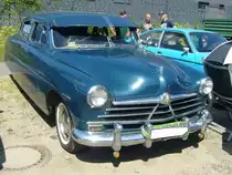 Hudson Series 4A Pacemaker Custom Sedan aus dem Jahr 1951. Im Modelljahr 1951 war die Baureihe Pacemaker das Basismodell der Marke aus Detroit, die 1954 mit der Marke Nash fusionierte. Ein solcher Fourdoor Custom Sedan war ab US$ 2145,00 zu haben. Der Wagen war ausschließlich mit einem Sechszylinderreihenmotor lieferbar, der aus einem Hubraum von 3850 cm³ 117 PS leistet. Oldtimertreffen an der  Alten Dreherei  in Mülheim an der Ruhr am 19.06.2021 und 20.06.2021.