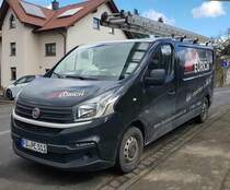 =Fiat Talento der Dachdeckerei EURICH steht auf einer Baustelle in Großenbach, 03-2021