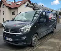 =Fiat Talento der Dachdeckerei EURICH steht auf einer Baustelle in Großenbach, 03-2021