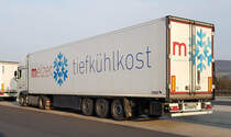 =Sattelauflieger von MELZER-Tiefkühlkost fotografiert im März 2021 an der A 66