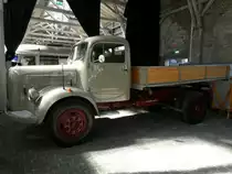 Mercedes Benz LK321 aus dem Jahr 1958. Der Dreiseitenkippaufbau stammt von der Firma Meiller. Unter der Motorhaube verrichtet der legendäre OM312-Motor (OM steht für Ölmotor) seinen Dienst. Der Sechszylinderreihendieselmotor hat einen Hubraum von 5068 cm³ und leistet 110 PS. Die Höchstgeschwindigkeit dieses Kipplastwagens ist mit 77 km/h angegeben. Oldtimertreffen an der  Alten Dreherei  in Mülheim an der Ruhr am 19.06.2021 und 20.06.2021.