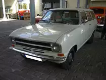 Opel Kadett B CarAvan in der Karosserieversion dreitürig, gebaut von 1965 bis 1971 in Bochum. Diese CarAvan Modelle von Opel sind selten geworden. Entweder wurden sie in Handwerkerhand oder auf dem Weg zum Bosporus verschlissen. Der gezeigte CarAvan stammt aus dem Jahr 1967. Der Vierzylinderreihenmotor hat einen Hubraum von 1078 cm³ und leistet, je nach Vergaserbestückung, 45 PS oder 55 PS. Oldtimertreffen an der  Alten Dreherei  in Mülheim an der Ruhr am 19.06.2021 und 20.06.2021.