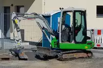 =Takeuchi-Bagger steht im April 2021 auf einer Baustelle in Petersberg-Marbach
