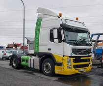 =Volvo FM-Sattelzugmaschine steht im April 2021 in Hünfeld