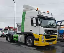 =Volvo FM-Sattelzugmaschine steht im April 2021 in Hünfeld