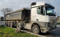 =MB-Kippersattelzug von SELIGER steht im März 2021 auf einem Rastplatz an der A 3