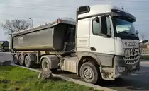 =MB-Kippersattelzug von SELIGER steht im März 2021 auf einem Rastplatz an der A 3