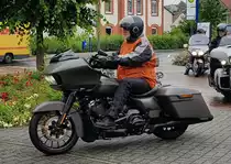 =Eine Motorradfahrergruppe startet am Konrad-Zuse-Hotel Hünfeld zur vom Hotel veranstalteten Bikertour im Juli 2021