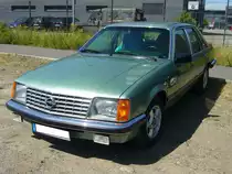 Opel Senator A1 3.0 E. Der Senator löste die KAD-Baureihe ab und wurde auf der IAA 1977 vorgestellt. Anders als die KAD-Baureihe war der Senator keine eigenständige Konstruktion, sondern war eine Ableitung des Rekord E. Der abgelichtete Senator ist mit dem stärksten, lieferbaren Motor dieser Baureihe ausgerüstet. Der Sechszylinderreihenmotor hat einen Hubraum von 2968 cm³ und leistet 180 PS. Die Höchstgeschwindigkeit betrug laut Opel 215 km/h. Ein solcher Senator mit dem 3.0E Motor war (incl. Automaticgetriebe) ab DM 37.250,00 zu haben. Oldtimertreffen an der  Alten Dreherei  in Mülheim an der Ruhr am 19.06.2021 und 20.06.2021.