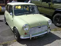 Morris Mini Cooper S der ersten Generation, gebaut von 1959 bis 1967. Erkennbar an den außenliegenden Türscharnieren. Die Mini Cooper S hatte in der Regel einen quer eingebauten Vierzylinderreihenmotor mit einem Hubraum von 1071 cm³ und einer Leistung von 70 PS. Die Höchstgeschwindigkeit betrug ca. 150 km/h. Oldtimertreffen an der  Alten Dreherei  in Mülheim an der Ruhr am 19.06.2021 und 20.06.2021.