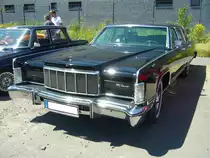 Lincoln Continental Limousine aus dem Jahr 1976 in der besonders luxuriösen Ausstattungvariante TownCar. Als die US-Autohersteller Mitte der 1970´er Jahre mit dem so genannten  downsizing  anfingen, war die Luxusmarke aus dem Ford-Konzern der einzige Hersteller, der diesen Trend nicht mit machte. Die Coupes und Limousinen von Lincoln hatten weiterhin die gewohnten Dimensionen. Der V8-Motor hat einen Hubraum von 7536 cm³ und leistet 202 PS. Die Höchstgeschwindigkeit wurde mit 190 km/h angegeben und für die  Sparfüchse  unter uns, der Verbrauch stieg dann auf 25 Liter pro 100 Kilometern. Oldtimertreffen an der  Alten Dreherei  in Mülheim an der Ruhr am 19.06.2021 und 20.06.2021.