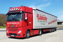 =MB Actros-Sattelzug der Spedition LÜDECKE steht im März 2021 auf einem Rastplatz an der A 7