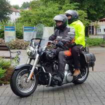 =Eine Motorradfahrergruppe startet am Konrad-Zuse-Hotel Hünfeld zur vom Hotel veranstalteten Bikertour im Juli 2021