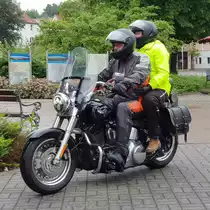 =Eine Motorradfahrergruppe startet am Konrad-Zuse-Hotel Hünfeld zur vom Hotel veranstalteten Bikertour im Juli 2021