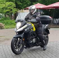 =Eine Motorradfahrergruppe startet am Konrad-Zuse-Hotel Hünfeld zur vom Hotel veranstalteten Bikertour im Juli 2021