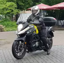 =Eine Motorradfahrergruppe startet am Konrad-Zuse-Hotel Hünfeld zur vom Hotel veranstalteten Bikertour im Juli 2021