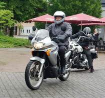 =Eine Motorradfahrergruppe startet am Konrad-Zuse-Hotel Hünfeld zur vom Hotel veranstalteten Bikertour im Juli 2021