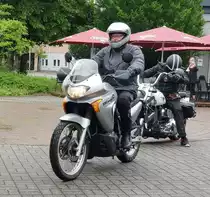 =Eine Motorradfahrergruppe startet am Konrad-Zuse-Hotel Hünfeld zur vom Hotel veranstalteten Bikertour im Juli 2021