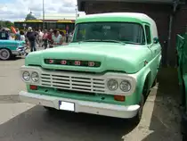 Nach einer umfassenden Neugestaltung der gesamten Leicht-LKW-Reihe im Jahr 1957 erhielt die beliebte Ford F100 0.5to Lkw-Serie (Pickup und Panel Truck) im Jahr 1959 eine stilistische Auffrischung. Die Neuerungen begannen mit vier großen Buchstaben, die den Markennamen auf der Motorhaube über den vier Querscheinwerfern und dem neu gestalteten Grill buchstabierten. Auf den vorderen Kotflügeln befanden sich nun der F100-Schriftzug. Unter der Motorhaube befindet sich eine 292 cui-Version (4789 cm³) des Ford V8-Motors, der im F100-Truck 200 PS leistete. Der Motor wird von einem Ford-Automatikgetriebe unterstützt. Das zweifarbige Exterieur ist im Farbton meadow green/white gehalten. Angeblich hat der Laderaum ein Fassungsvermögen von 15 Kubikmetern. Oldtimertreffen an der  Alten Dreherei  in Mülheim an der Ruhr am 19.06.2021 und 20.06.2021.