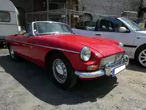 MG B im Farbton flame red aus dem Modelljahr 1967. Der MG B wurde 1962 vorgestellt und bis 1980 produziert. Er war einer der erfolgreichsten Roadster der Automobilgeschichte. Der Vierzylinderreihenmotor leistet 95 PS aus einem Hubraum von 1798 cm³. Oldtimertreffen an der  Alten Dreherei  in Mülheim an der Ruhr am 19.06.2021 und 20.06.2021.