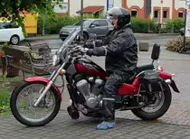 =Eine Motorradfahrergruppe startet am Konrad-Zuse-Hotel Hünfeld zur vom Hotel veranstalteten Bikertour im Juli 2021