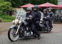 =Eine Motorradfahrergruppe startet am Konrad-Zuse-Hotel Hünfeld zur vom Hotel veranstalteten Bikertour im Juli 2021