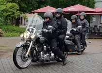 =Eine Motorradfahrergruppe startet am Konrad-Zuse-Hotel Hünfeld zur vom Hotel veranstalteten Bikertour im Juli 2021