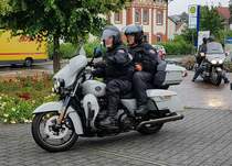 =Eine Motorradfahrergruppe startet am Konrad-Zuse-Hotel Hünfeld zur vom Hotel veranstalteten Bikertour im Juli 2021