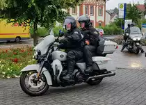 =Eine Motorradfahrergruppe startet am Konrad-Zuse-Hotel Hünfeld zur vom Hotel veranstalteten Bikertour im Juli 2021