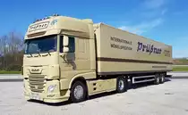 =DAF-Sattelzug von PRÜßNER-Transporte steht auf einer Rastanlage an der A 7, 03-2021