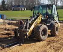 =Kramer-Radlader mit Palettengabel steht im März 2021 auf einer Baustelle in Petersberg-Marbach
