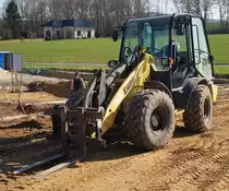 =Kramer-Radlader mit Palettengabel steht im März 2021 auf einer Baustelle in Petersberg-Marbach