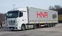 =MB Actros von HNR steht auf einer Rastanlage an der A 7, 03-2021