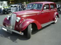 Humber Snipe 75 Saloon, wie er von 1938 bis 1940 in den Werken Nottingham und Coventry gebaut wurde. Außer als Saloon (Limousine) konnte der Interessent das Modell auch Convertible (Cabriolet) bestellen. Während der dreijährigen Produktionszeit verkaufte Humber 2706 Autos dieses Typs (Beide Modelle zusammen). Nach Beginn von WW2 wurde die zivile Produktion eingestellt und das Modell wurde nur noch für die englische Armee weiter produziert. Der Sechszylinderreihenmotor des Snipe 75 hat einen Hubraum von 3180 cm³ und leistet 120 PS. Oldtimertreffen an Mo´s Bikertreff in Krefeld am 27.06.2021.