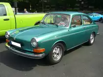 VW Typ 3 1600 TL der Baujahre 1969 bis 1973. Der Typ 3 wurde bereits 1961 vorgestellt. Als Erweiterung der Modellpalette kam 1965 die so genannte T ouren L imousine mit Fließheck auf den Markt. 1969 wurde die Baureihe  facegeliftet  und erhielt einen verlängerten Vorderwagen. Der im Heck verbaute, gebläsegekühlte Vierzylinderflachboxermotor hat einen Hubraum von 1584 cm³ und leistet 54 PS. Oldtimertreffen an Mo´s Bikertreff in Krefeld am 27.06.2021.